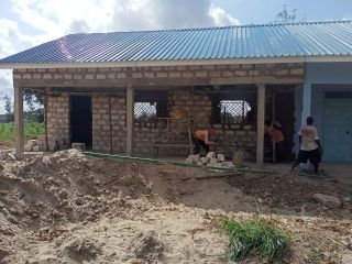 Rekordzeit: 2. Schulgebäude bekommt Dach und Innenausbau beginnt 