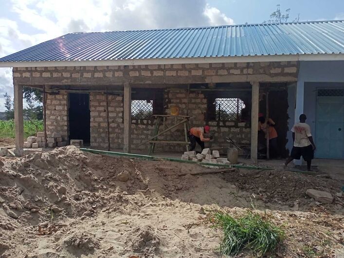 Rekordzeit: 2. Schulgebäude bekommt Dach und Innenausbau beginnt 